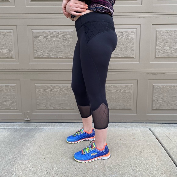 Black Pyramid Mesh Workout Capri Leggings - Women, size S/M stretch - Picture 2 of 11